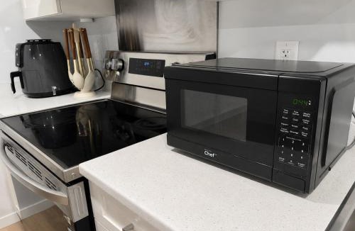 Surrey House | Cozy South Surrey Private Suite 1 Bedroom - 2 Beds - Separate Entrance