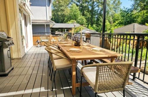 Burnaby Villa | Stylish 5BR Entire House Near Vancouver Sleeps 8, Free Parking