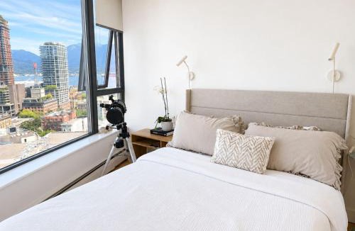 Crosstown Apartment | 3-Bedrooms premium apartemnt with stunning 180 water, mountain and city view Pool Hot Tub and Gym Heart of Downtown Skytrain 3mins walk to NEARBY STADIUM