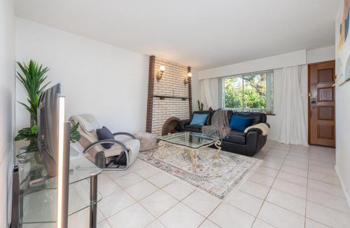 Grandview-Woodland House | Near Skytrain only 10 mins 2 stops away from nearby stadium with Free Parking and Full Kitchen