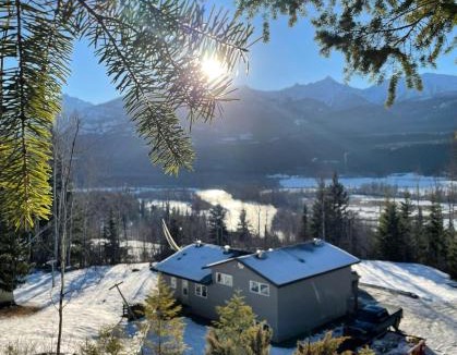 Golden House | Nell's Mountain Lodge - Arcade Hottub Fire Pit 5 Acres