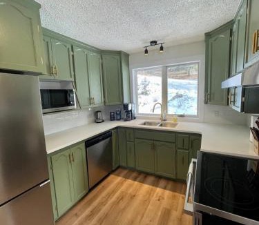 Golden House | Nell's Mountain Lodge - Arcade Hottub Fire Pit 5 Acres