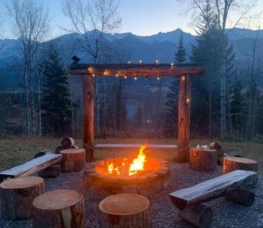 Golden House | Nell's Mountain Lodge - Arcade Hottub Fire Pit 5 Acres