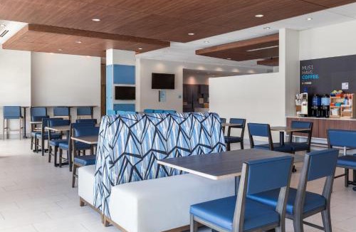Victoria Hotel | Holiday Inn Express & Suites Victoria-Colwood by IHG
