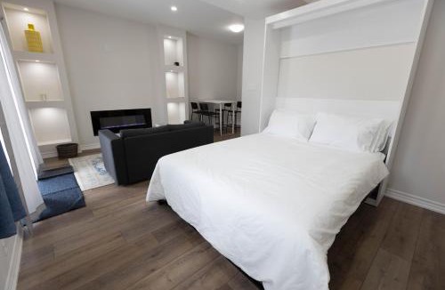 Innisfil House | Cozy Cove Retreat, Private Suite with Separate Entrance Near Friday Harbour, Barrie & Lake Simcoe
