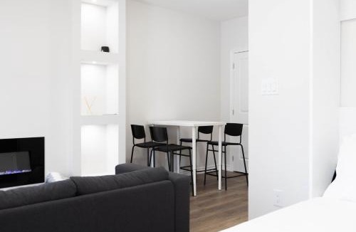 Innisfil House | Cozy Cove Retreat, Private Suite with Separate Entrance Near Friday Harbour, Barrie & Lake Simcoe