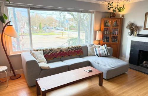 Grandview-Woodland House | The Orange Door Bungalow- 2-BR w private yard, walkable to cafes & restaurants, 10 min to DT
