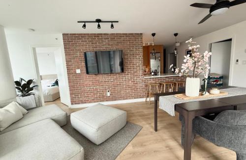 Crosstown Apartment | 3-Bedrooms premium apartemnt with stunning 180 water, mountain and city view Pool Hot Tub and Gym Heart of Downtown Skytrain 3mins walk to NEARBY STADIUM