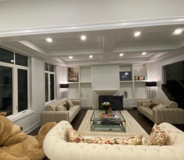 Newtonbrook House | A - Modern Room near Yonge-Finch -Willowdale Grand Residence