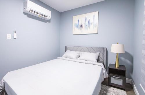 South London Apartment | Designer 2BR Suite - Steps to Vic Hospital - Wortley