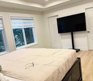 Langford House | Bear Mountain Victoria Luxury 4BR Home 6 to 10 Guests