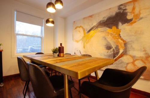 Ionview House | Urban Social Retreat - Game Room, Gym, TTC