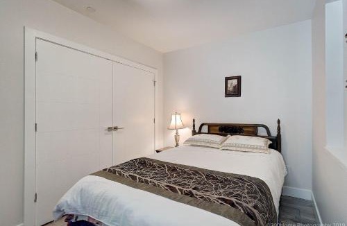 Dundarave House | Quiet Suites Up to 8 Guests Near DTVan Monthly Option