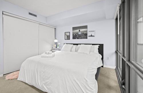 Bay Cloverhill Apartment | Stylish 2BR Downtown Sanctuary - Free Parking