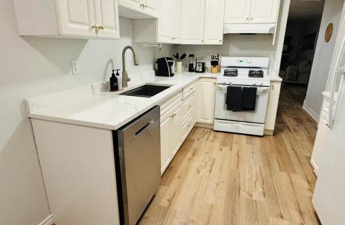 Langford House | Modern 2-Bed, 2-Bath Main Suite in Langford
