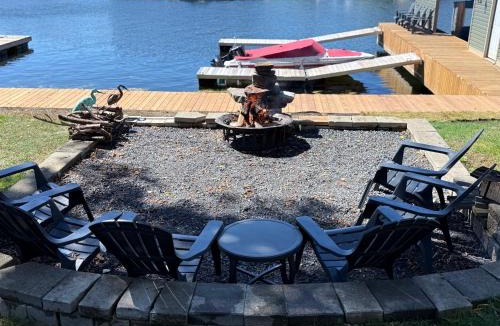 Gananoque Hotel | 2 Rivers Inn The Thousand Islands - LUXURY WATERFRONT SUITE & WALKOUT