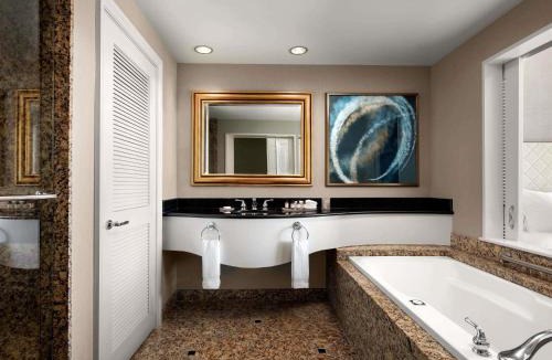 Richmond Hotel | Fairmont Vancouver Airport In-Terminal Hotel
