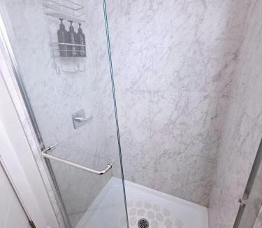 Langford Apartment | New Langford Suite near Lake & Mall, Free Parking