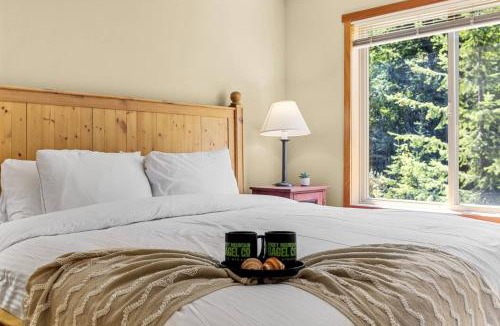 Golden Apartment | Whispering Pines 3BR Townhouse Views and private Hot Tub