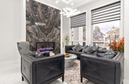 Surrey House | 6BR Entire Home Sleeps 14 Private Parking Pet-Friendly Near Vancouver