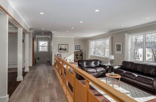 Waterford Valley House | 3 Bed 2 Bath Retro-Chic w Bright Modern Comforts