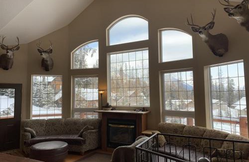 East Kootenay Ski Chalet | Snowed Inn Chalet by Fernie Central Reservations Right on the Slopes