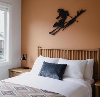 Sun Peaks House | Bike Park and Golf Hot Tub Arcade Sleeps 7