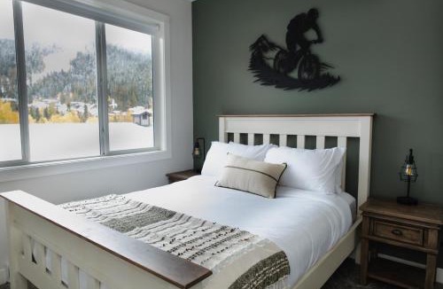 Sun Peaks House | Bike Park and Golf Hot Tub Arcade Sleeps 7