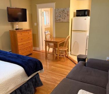 Waterford Valley Apartment | Cozy Manor Studio Parking WiFi