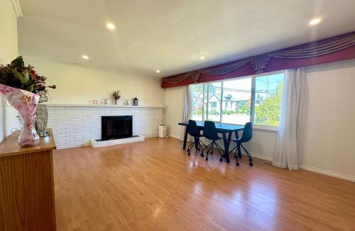 Richmond House | 2 Bedrooms Garden Suite with Living Room, Kitchen and Laundry near YVR Airport, Transit and Shopping Mall