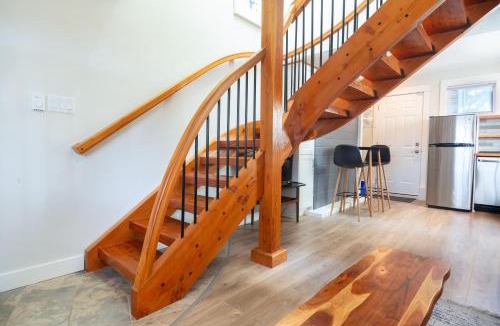 Departure Bay Apartment | Mid-Island Getaway - Sunken Hot Tub & Deck - Close to Beach - Modern