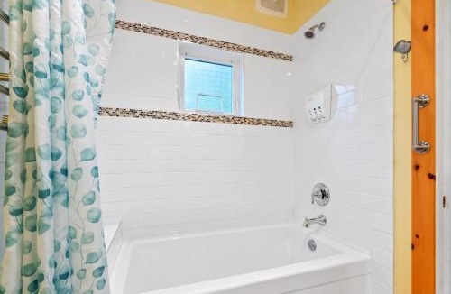 Ucluelet House | Tyee Retreat Cozy Lofted 1 Bedroom Cabin