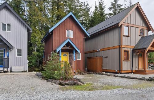 Ucluelet House | Tyee Retreat Cozy Lofted 1 Bedroom Cabin