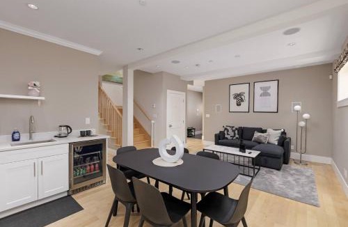 Lower Lonsdale House | Charming Luxury Home near DT and Lonsdale Quay