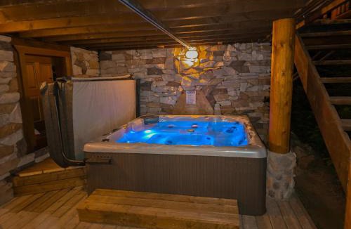 Golden House | GrizzPaw Lodge - Mountain Resort - 5 Bedroom Chalet - Sleeps 14 People