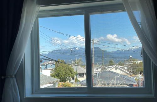 Renfrew-Collingwood House | Entire NEW Cozy and Modern 2-storey HOUSE