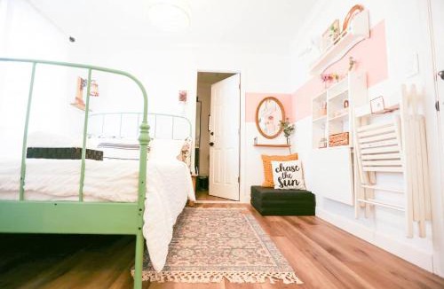 Steveston House | Chic Artistic Studio Suite Exceptional Luxury with private entry