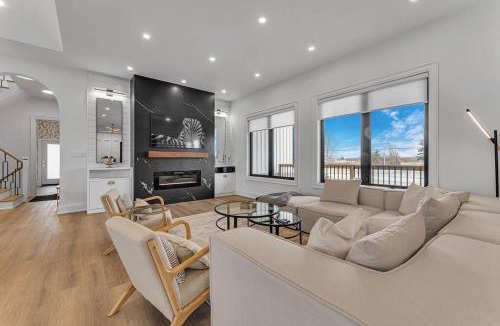 Sherkston Villa | Sherkston Oasis - Hot Tub Soaks & Luxurious Escape