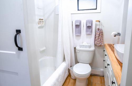 Harrison Hot Springs House | The Nook, Top Floor Suite with Lake and Mtn View