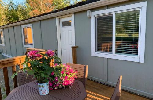 Port Alberni House | Cosy country mobile home on 18 acres farm sleeps 5