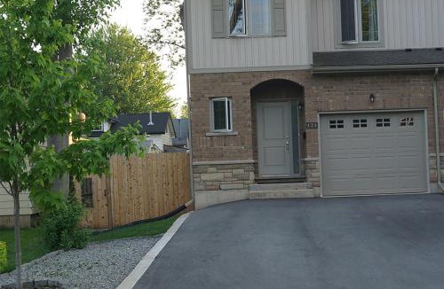 Fort Erie Bed & Breakfast | Pelican guest house. Village style living. Spend vacation time in Eco place!