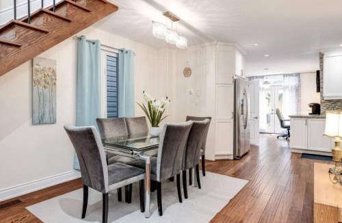 Woodbine Heights House | 3BR Casa close to Woodbine Beach with deck area and WFH