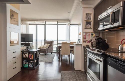 Bay Cloverhill Apartment | Stunning condo with fantastic view of the city!