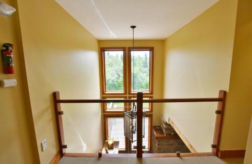 Craigleith Ski Chalet | Blue Mountain-Luxurious BlueSki George Chalet, Hot Tub, Pool, Gas Fireplace