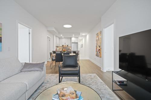 Panoramic Lakeview Resort Living 3BDR with Gym, Pool, Free parking