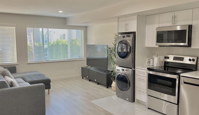 Newly Renovated Private Entrance Guest Suite - 2 bedroom