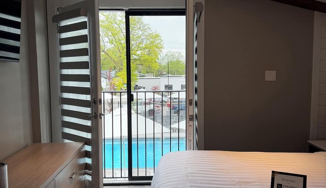 Colonial Hotel & Suites
