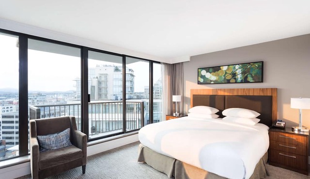 DoubleTree by Hilton Hotel & Suites Victoria