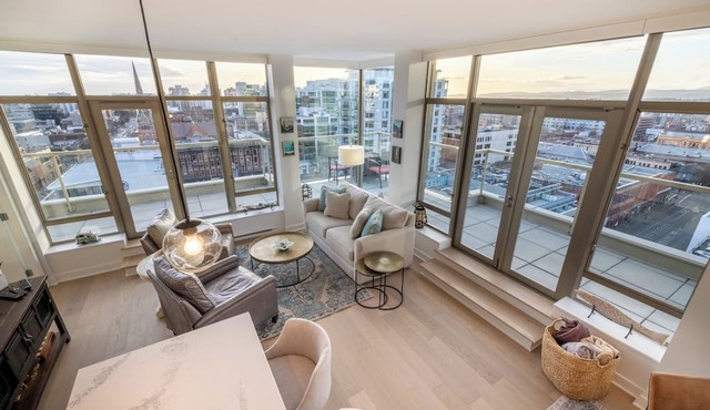 Victoria's SEA-Cret-Stunning Olympic and Inner Harbour Views from 450 sq ft Balcony