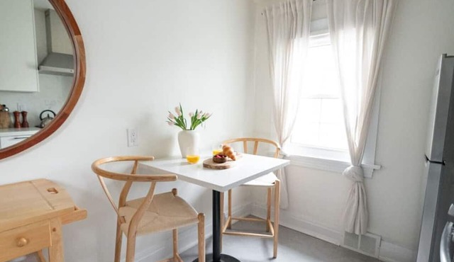 Christie Corner II: Quaint Apartment located in Desirable Port Dalhousie